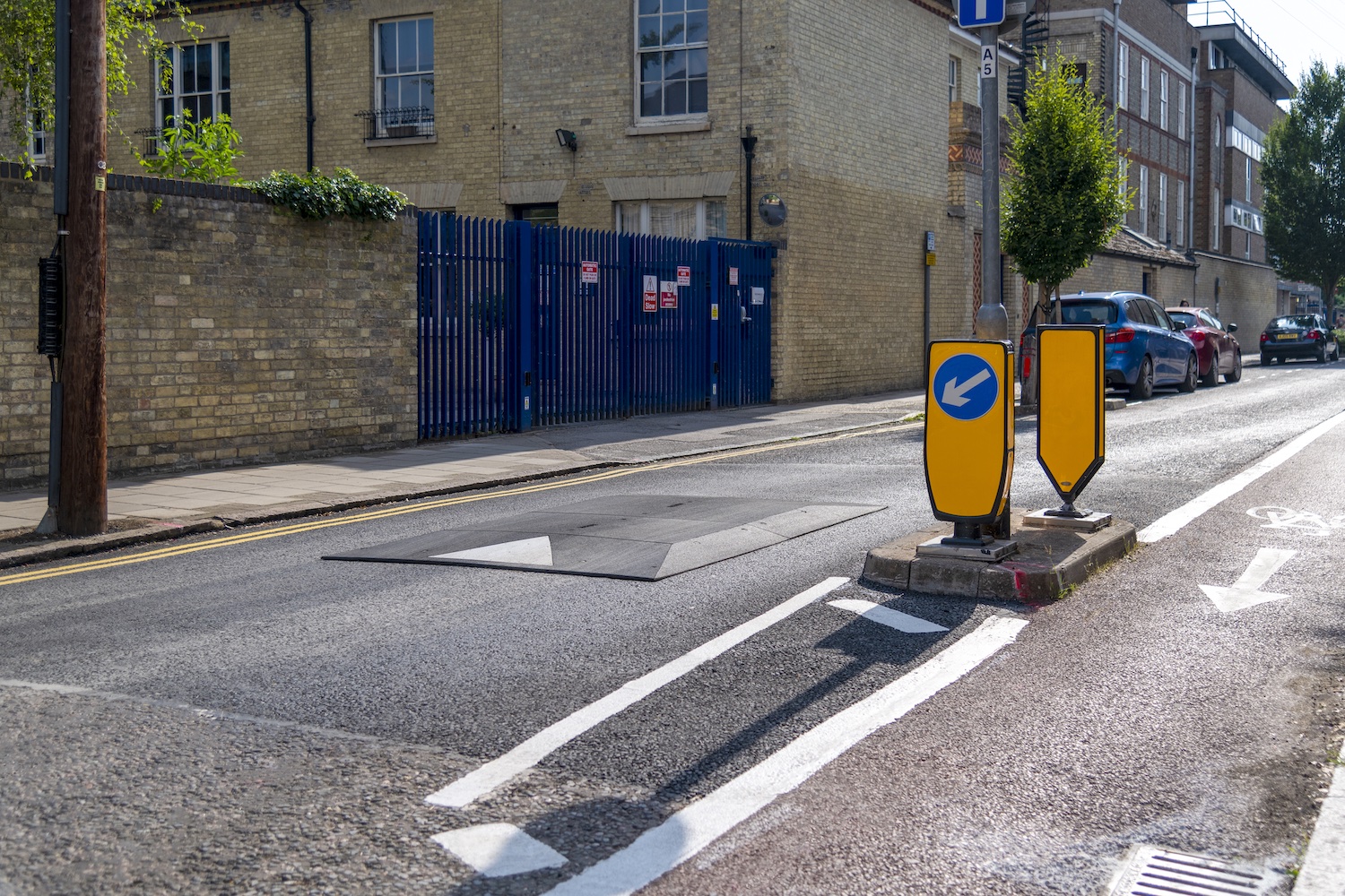 وسادة السرعة المطاطية المعاد تدويرها في الشارع السكني