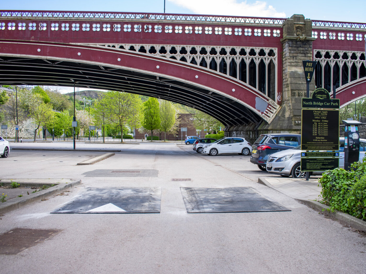 Parking de North Bridge avant les coussins de vitesse